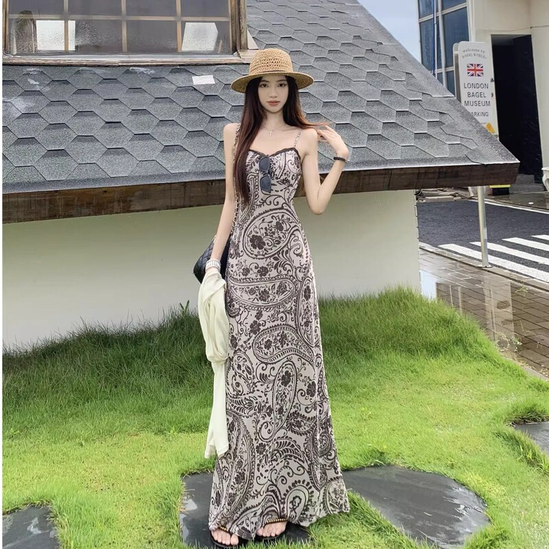 Retro Printed Lace Patchwork Suspender Dress for Women, Summer Slim-Fit Vacation Dress, Elegant Waist-Cinching Hip-Hugging Long Dress Retro Printed Lace Patchwork Suspender Dress for Women, Summer Slim-Fit Vacation Dress, Elegant Waist-Cinching Hip-Hugging Long Dress