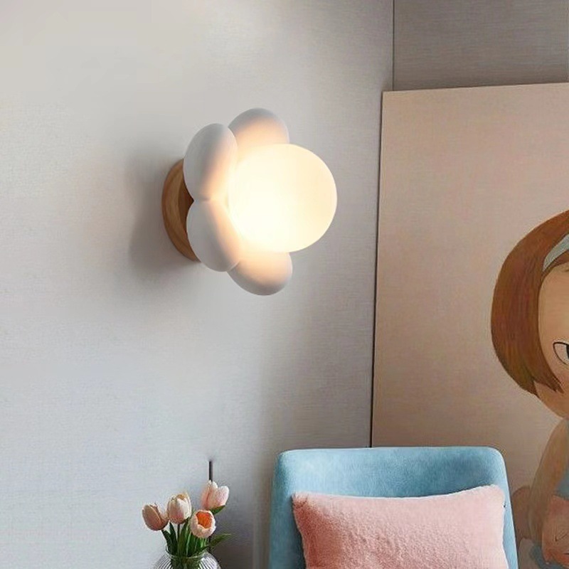 Tarjeta de lámpara de pared de viento para niños a través de lámpara de cabecera de cama de color crema flores decoración de cabecera de cama nórdica 2023 nuevo