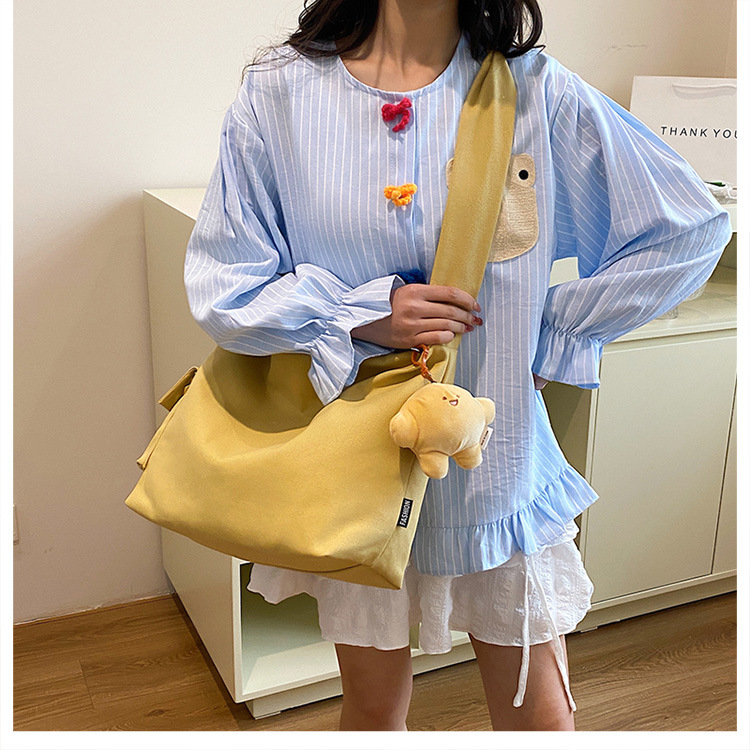 The 2024 new Korean-style simple and laid-back casual canvas crossbody bag and the large-capacity versatile tote bag are selling well undefined