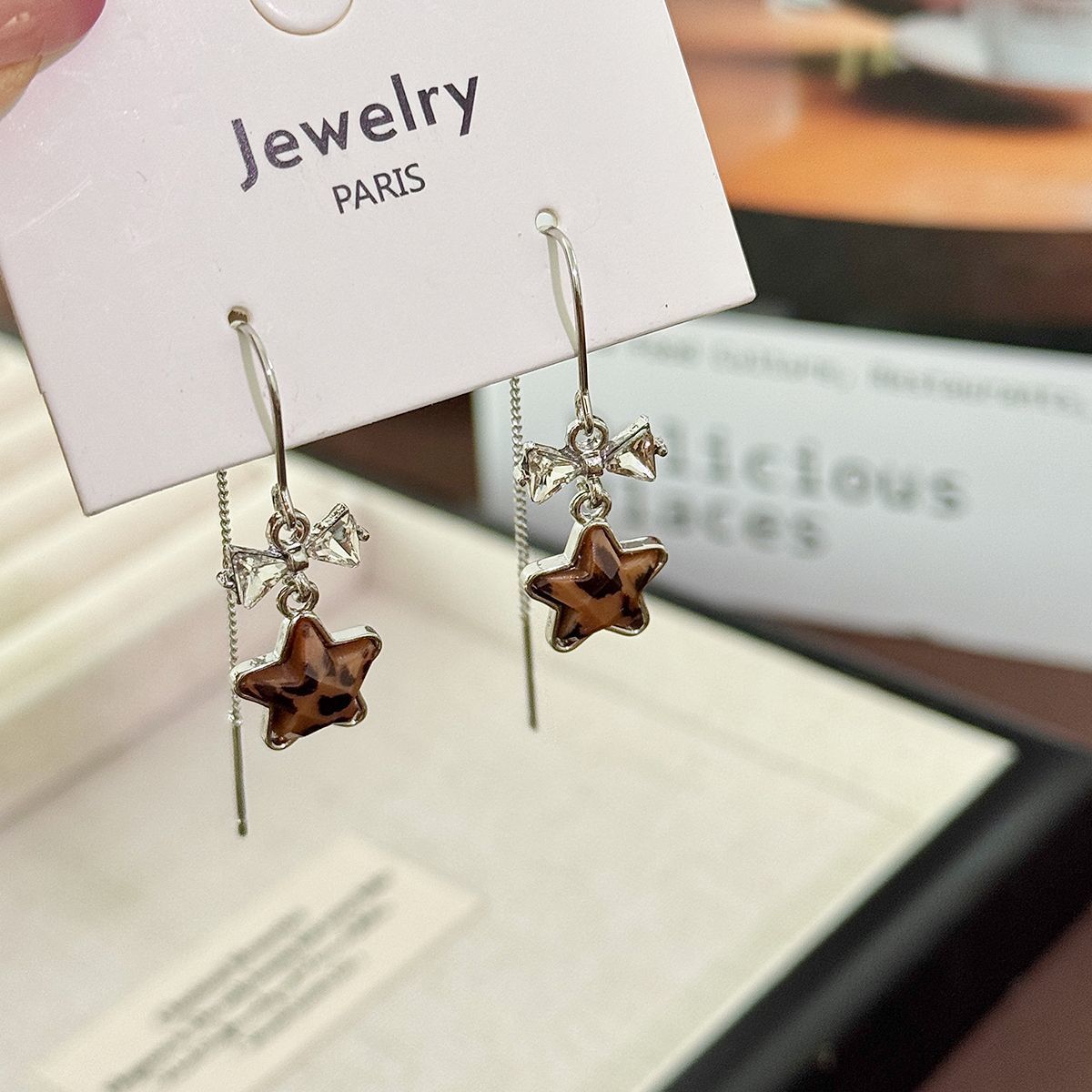 2025 nueva línea de orejas de pierna de estrellas nicho de diseño femenino lujoso temperamento ligero alto aretes de aretes de aretes de aretes