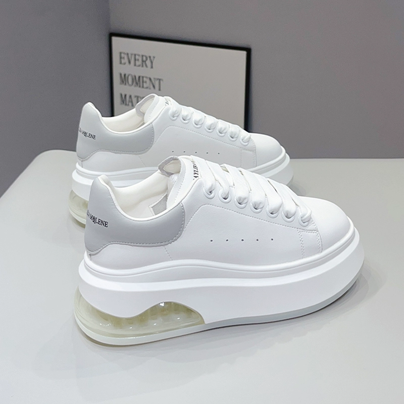 Белые кроссовки McQueen для женщин, осень 2024, обувь на высоту, кроссовки со свинной кожей, толстая подошва, мягкая повседневная обувь