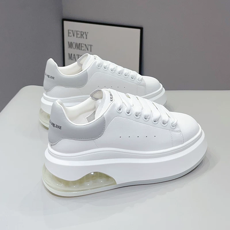 Белые кроссовки McQueen для женщин, осень 2024, обувь на высоту, кроссовки со свинной кожей, толстая подошва, мягкая повседневная обувь
