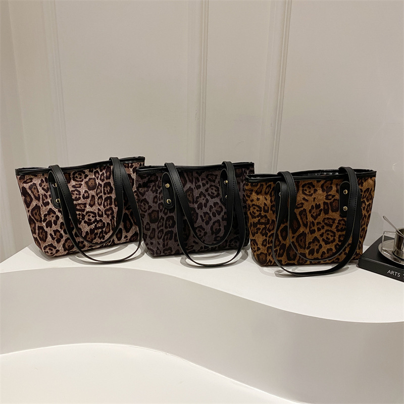 Winter fashionable capacious retro one-shoulder bag