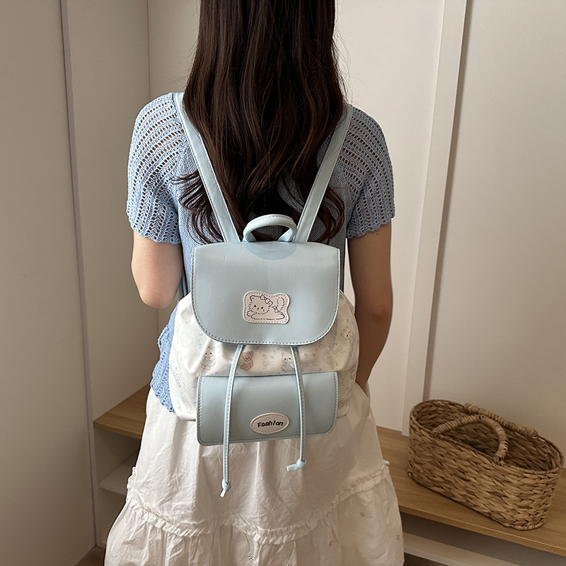 2026 nueva mochila de moda de verano dulce chica pequeña mochila de viento simple universidad mochila de color de choque mujer