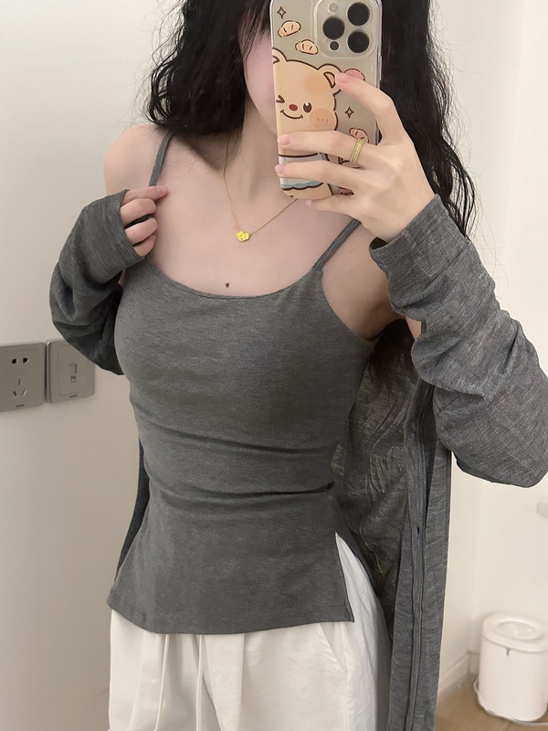フォークを開けて身を修めて痩せています。胸のクッションを持っています。|undefined