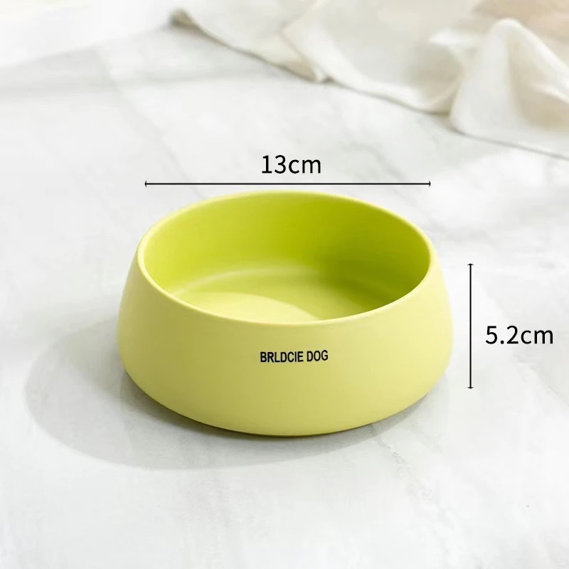 韓国のペットの陶磁器は口を閉じて食べます。|undefined