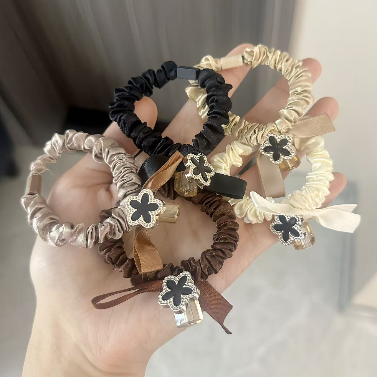 검은색 작은 꽃무늬가 균일하게 발송됩니다.