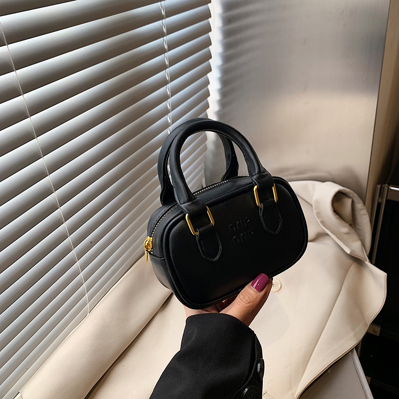 Bolso negro desnudo