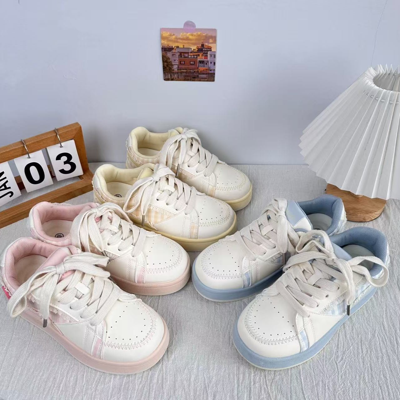 Yuanbo primavera y verano suela gruesa zapatos blancos para mujer 2025 nuevas zapatillas de deporte de dopamina zapatos de pan de nicho de todo fósforo
