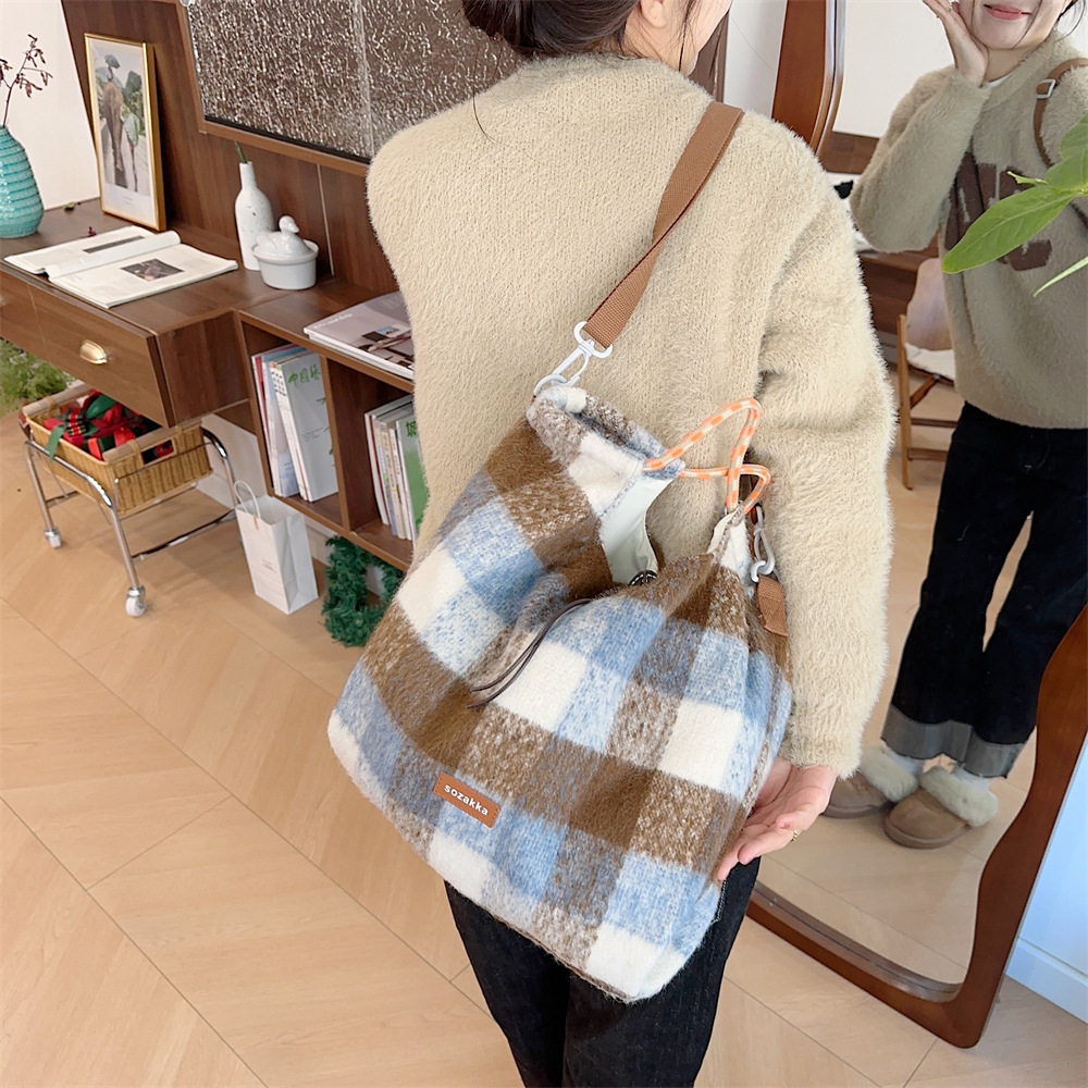 312186 retro woolen Maillard color bag, fashionable single-shoulder women's bag, casual and adjustable, hand-carry and crossbody undefined