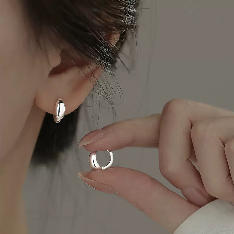 2025年新款银色素圈耳环女小众设计高级感冷性风耳圈韩版个性耳饰