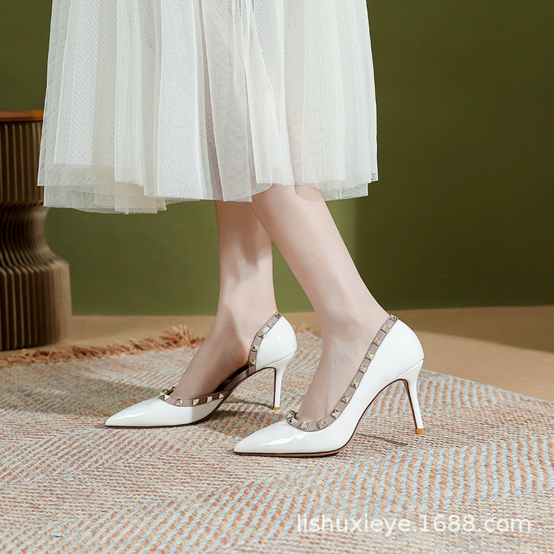 Элегантные туфли-лодочки телесного цвета на высоком каблуке для женщин, новинка 2025 года, с острым носком, удобные, с вырезом по бокам, с декоративными элементами, на шпильке, с неглубоким вырезом.