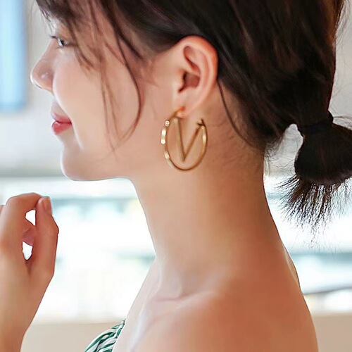 European and American fashionable simple letter hollow earrings personalized high-end design titanium steel color-preserving earrings