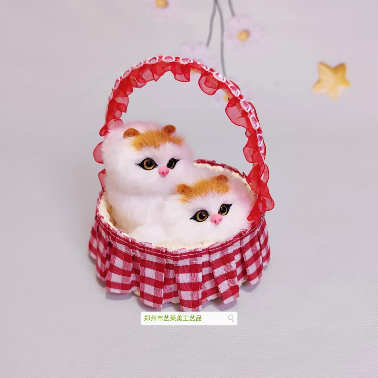 붉은 격자 무늬 레이스 바구니 암컷 고양이는 짖을 수 있습니다
