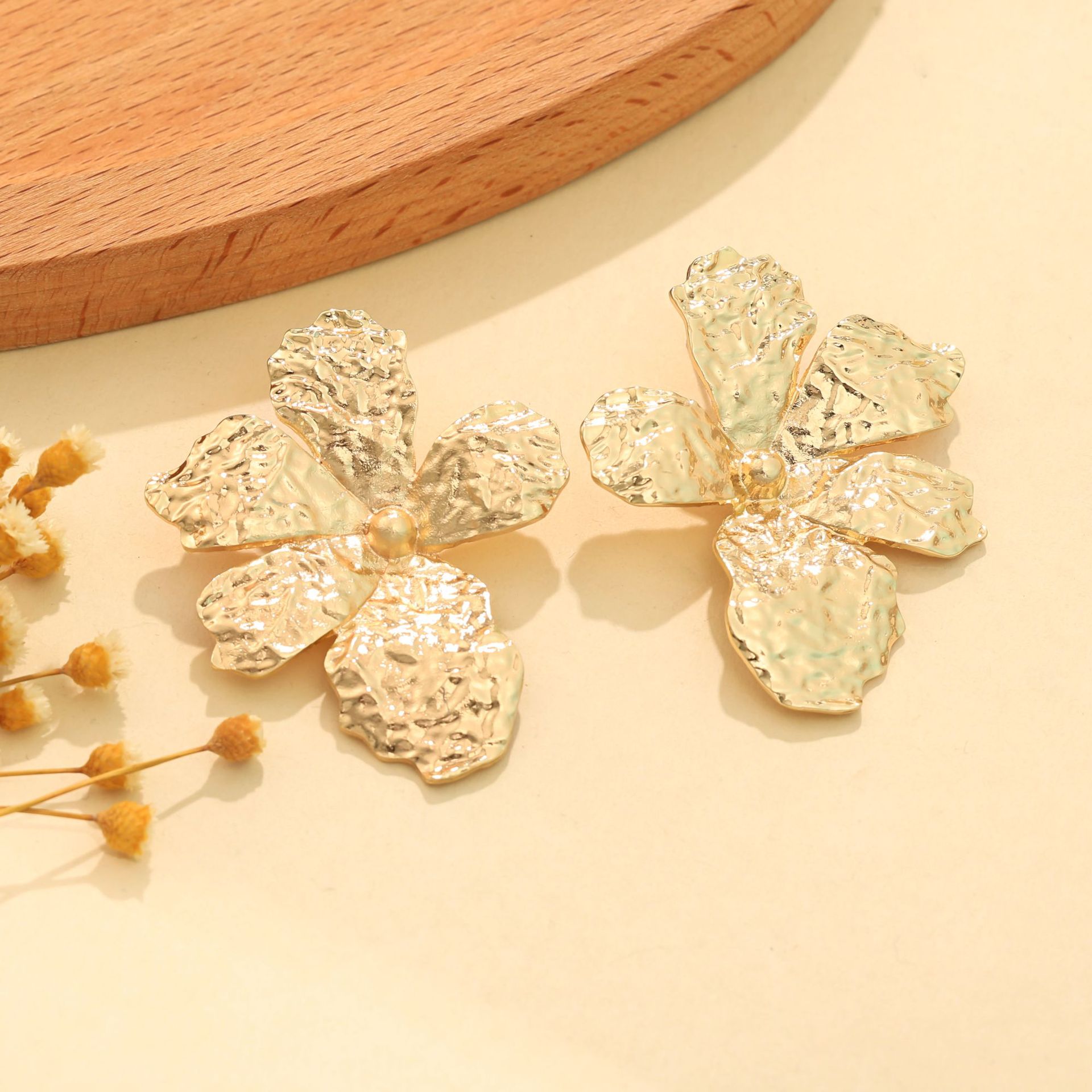 Pendientes de metal con diseño de flor, estilo minimalista europeo y americano, pendientes retro franceses con personalidad, elegantes y de alta gama, venta al por mayor directamente del fabricante.