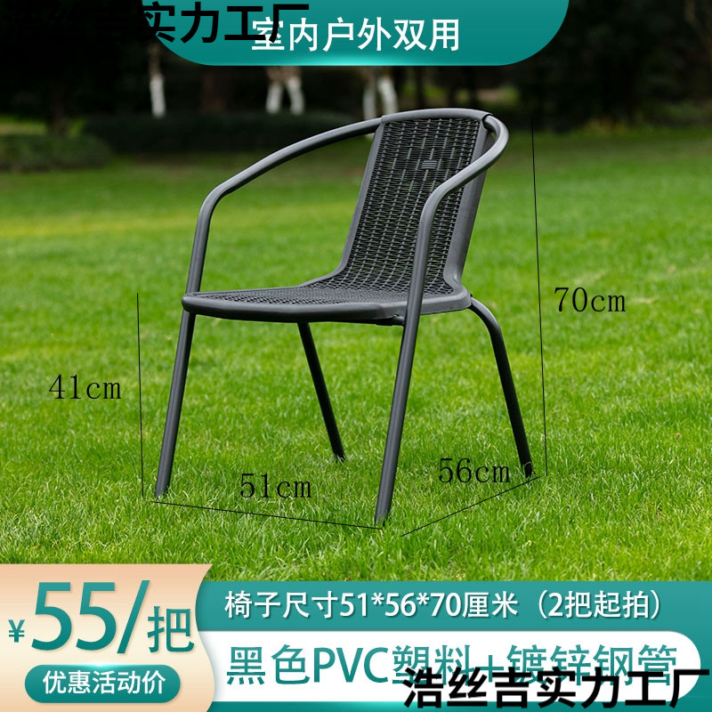 La silla negra de Burdeos comienza con dos manos.