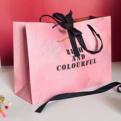 ピンクの大理石の手提げ袋の高級感のあるお土産袋の紙袋の赤いプレゼント袋