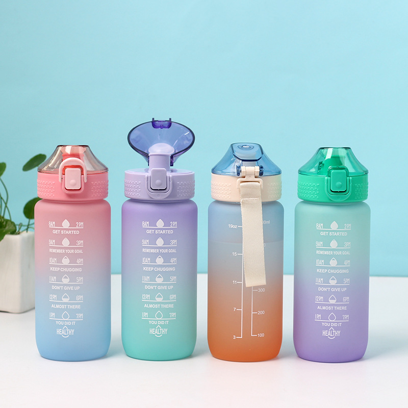 Taza de agua gradiente taza de plástico deportes al aire libre taza al por mayor 600ml con mango boca recta bala cubierta taza con filtro