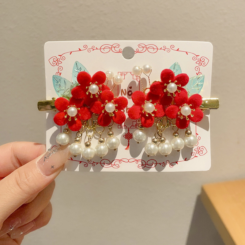 9 ¿ tres flores, un par de horquillas