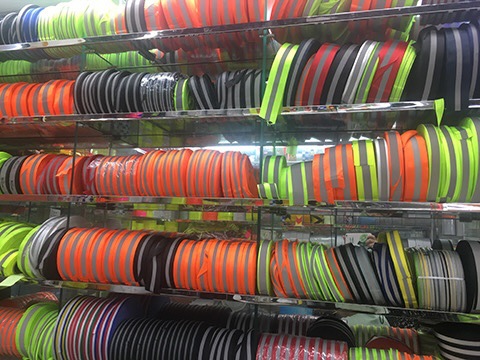 Fabricante mayorista de tiras reflectantes fluorescentes verdes de alta luminosidad, accesorios para prendas de vestir, tiras de tela fluorescente de advertencia y saneamiento, cintas reflectantes.