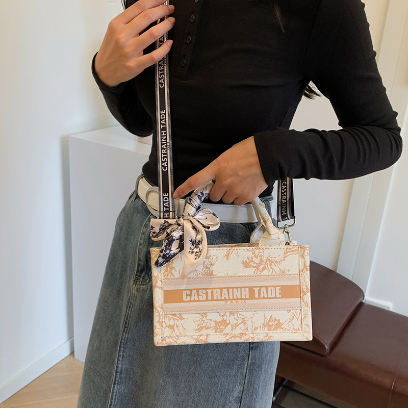 Bolsa de mano de comercio exterior transfronterizo para mujeres 2024 nueva moda simple impresión de letras mochila de hombro casual