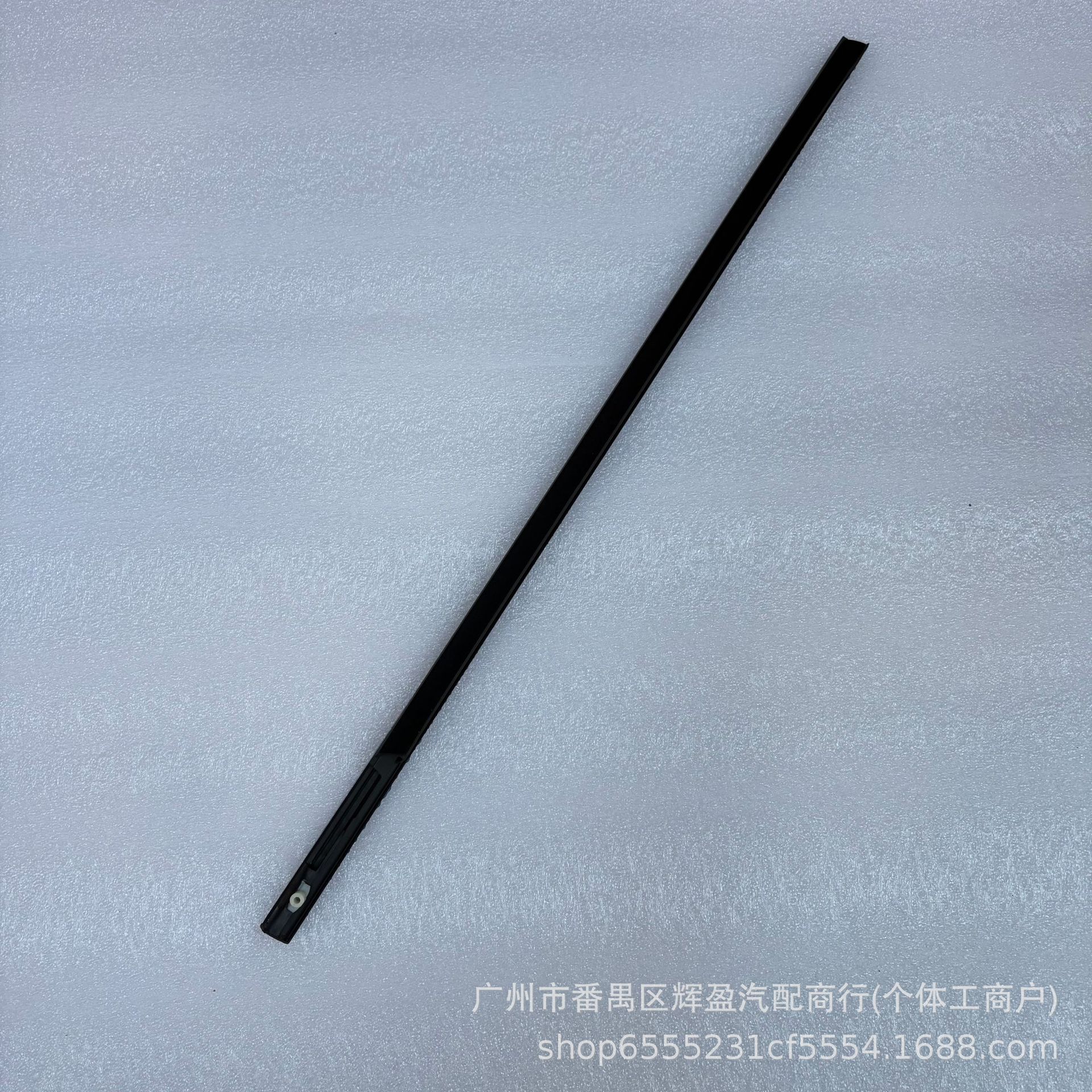 LR001737/LR001738 is suitable for the outer trim of the rear door glass on the Land Rover Freelander II