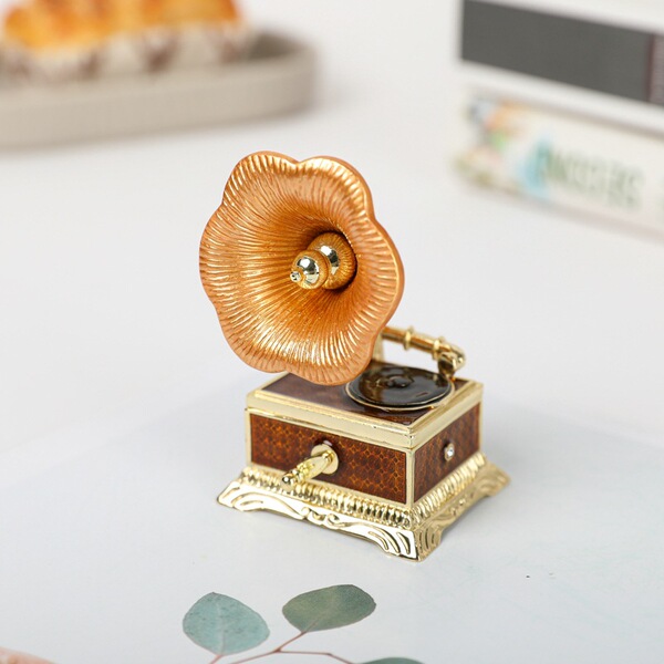 Retro metal resin decor