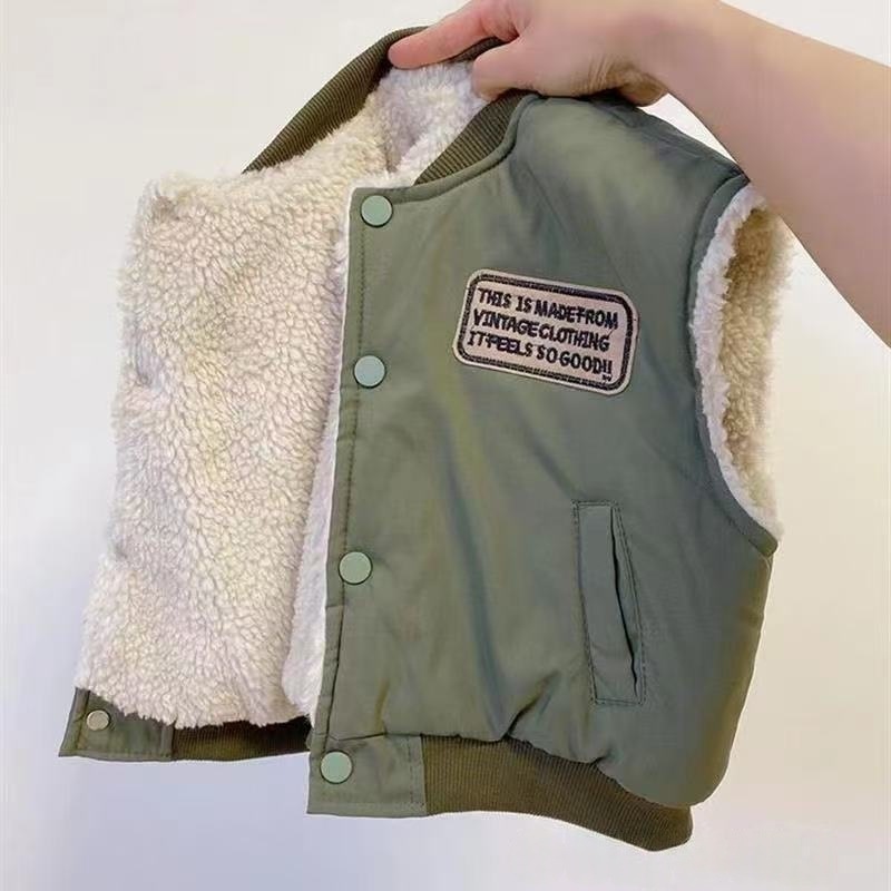 New style fleece-lined and cotton-padded vest for boys, thickened and warm for autumn and winter, perfect for babies to wear outside in late autumn.
