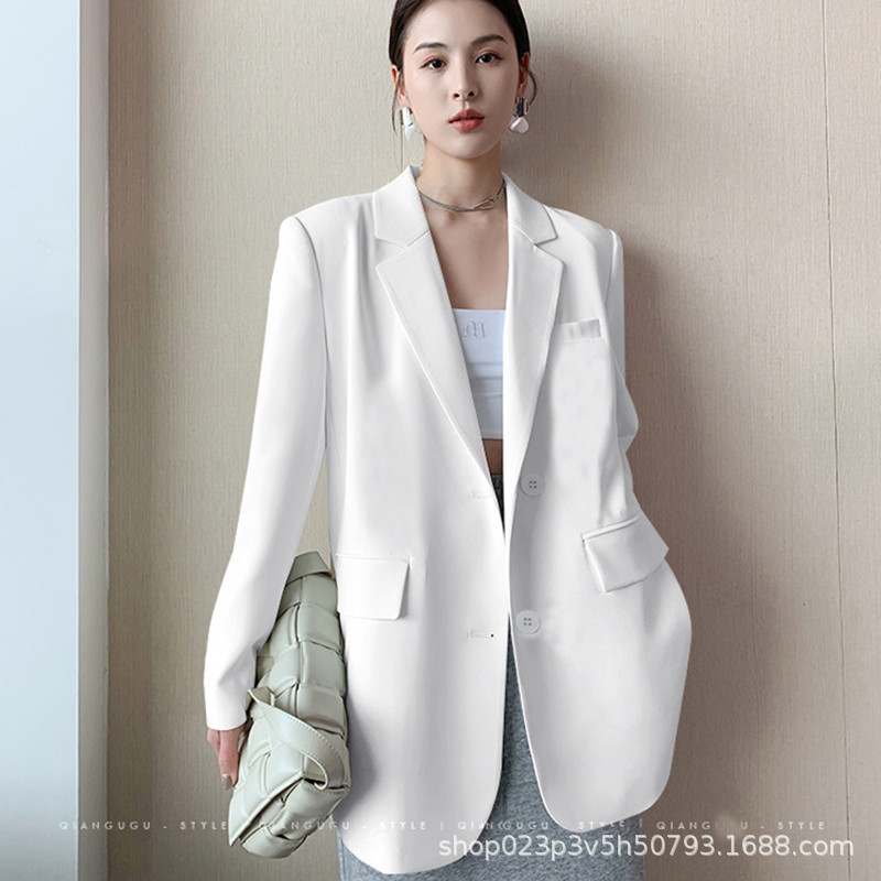 Black, sophisticated, casual blazer for petite women, perfect for early spring and autumn 2026. Short, elegant style.