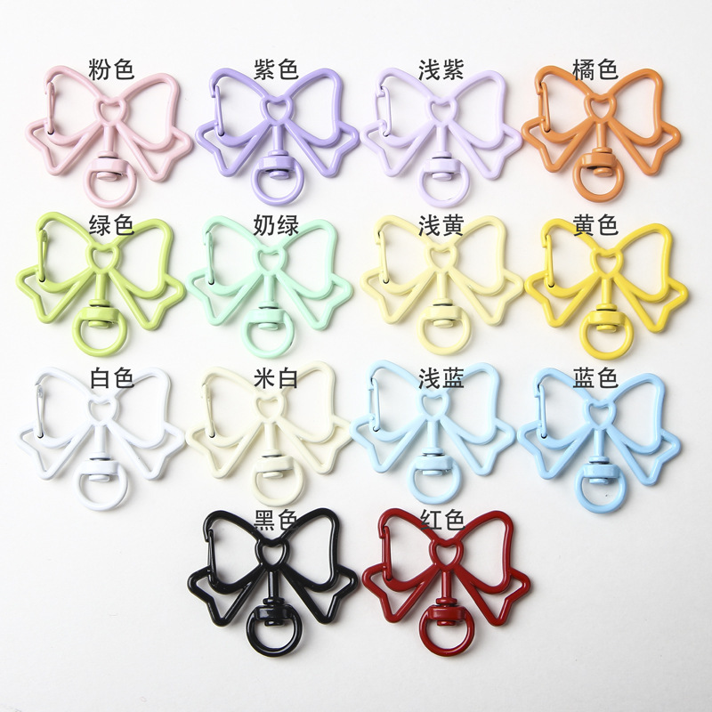 カラーの漆の蝶結びのキーホルダーのスプリングは犬のボタンを掛けます。|undefined