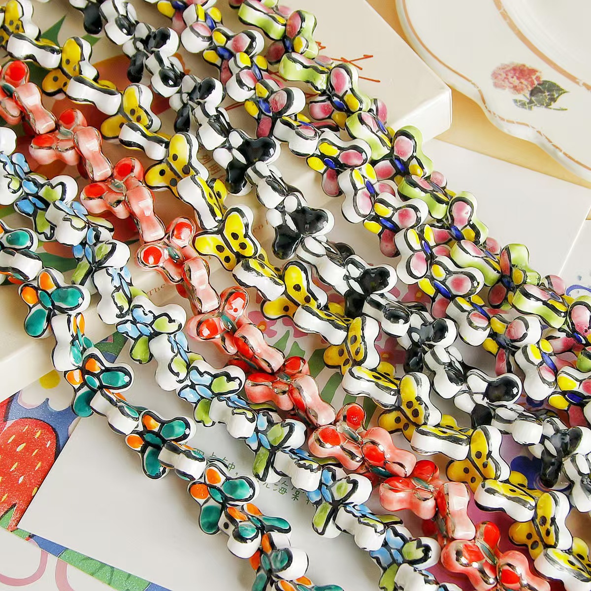 Cuentas de cerámica flor cuadrada estrella de cinco puntas pequeña flor de ciruelo trébol de cuatro hojas pequeño elefante pequeño conejo de jade color mixto cuentas de agujeros rectos cuentas hechas a mano
