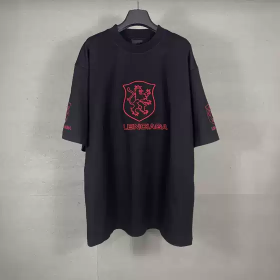 High Version 2026 New Joint Lion Emblem Letter Logo Front and Back Cuff Embroidered Short Sleeve T-Shirt