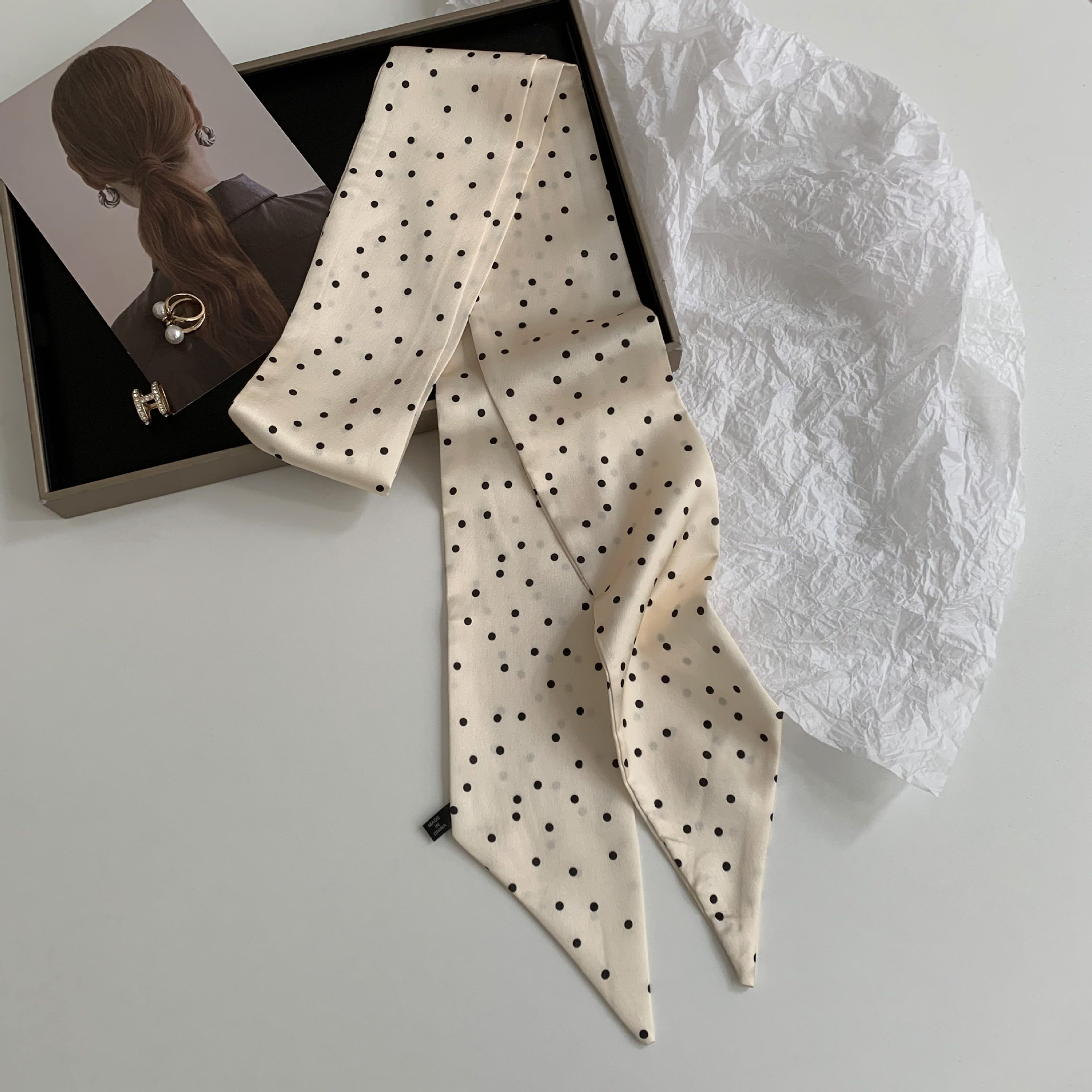 Versión coreana de la bufanda de seda de imitación con lunares decorativos de todo fósforo