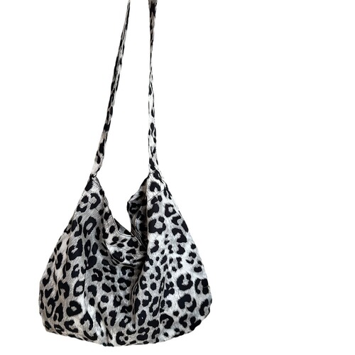 Chic and trendy leopard print crossbody bag with large capacity, single shoulder shopping bag, fashionable canvas bag for women, stylish