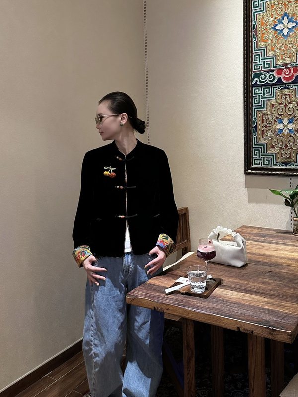 南油批发2025年秋季新款 盘扣穿珠撞色真丝丝绒外套 休闲简约时尚|undefined