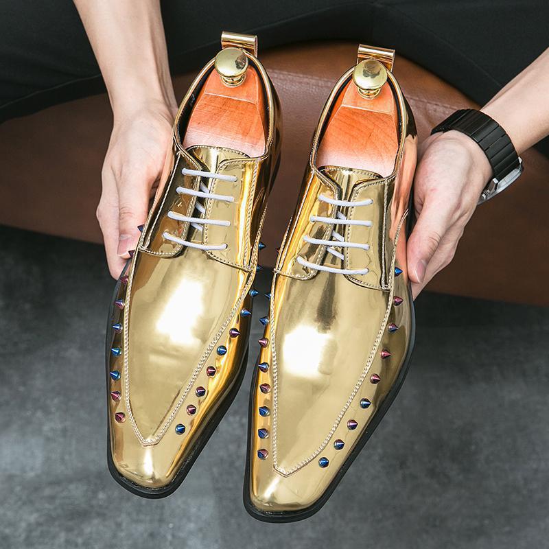 Zapatos de cuero dorados azules de Chelsea para hombres de verano británicos retrógrados de un pedazo transpirables zapatos de cuero de punta