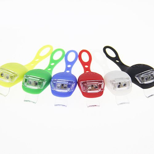 Fábrica de luces para bicicletas produce luces traseras con sensor de silicona para ciclismo, empaquetadas en bolsas OPP, admite procesamiento de lotes pequeños.