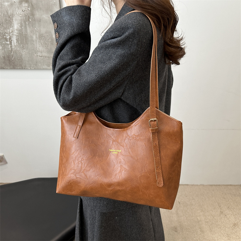 Retro 2024 invierno de mujeres nuevas bolsas de viaje de moda bolsas de hombro portátiles de moda simple bolsas de gran capacidad para mujeres