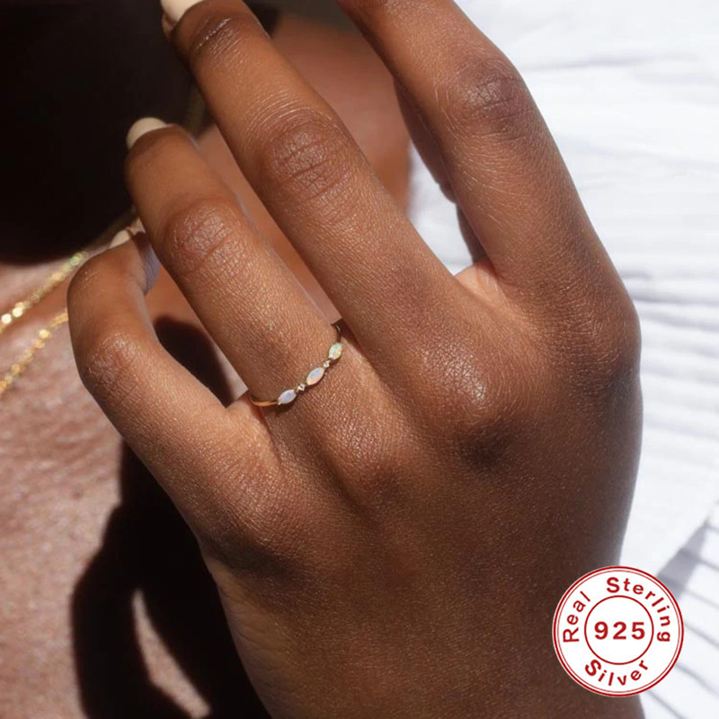 S925 plata de ley elegante lujoso geométrico anillo de compromiso de gemas de diamantes redondos anillos de anillo de pareja de venta caliente en Europa y América