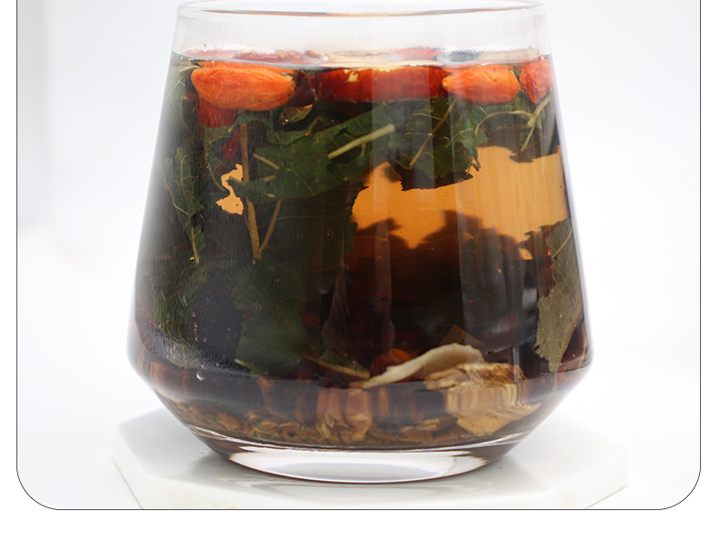 Ginseng Goji Mulberry Herbal Tea Blend 15 Mini Cans Cold Brewed Wellness Tea 255g in use