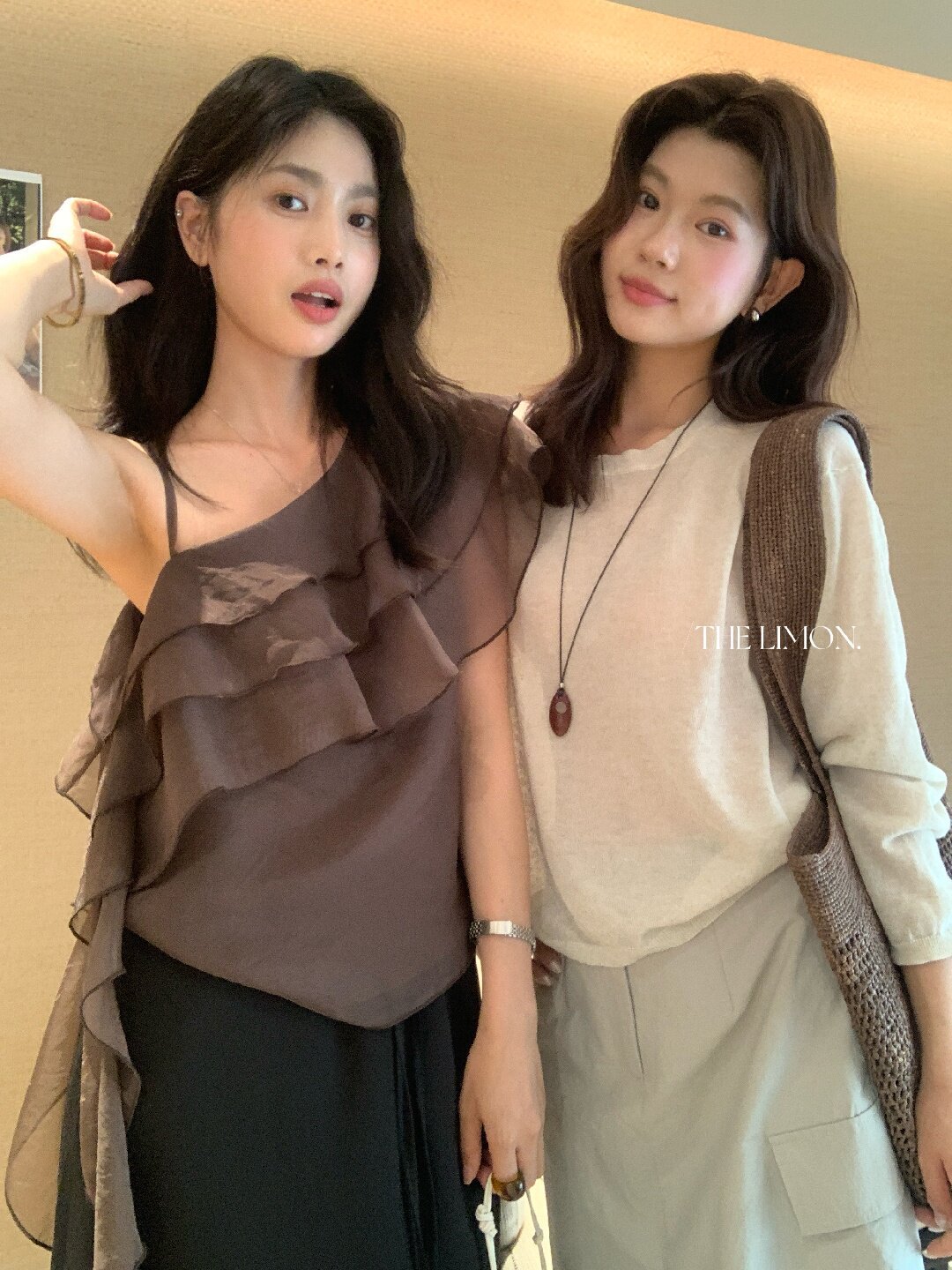 Áo sơ mi nữ một vai xếp tầng phối ren, tay ngắn, phong cách Hàn Quốc — màu đen, Màu cà phê, màu cam, màu mơ chi tiết 38
