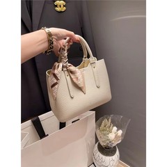 今年人気の女性用高級クロスボディバッグ2025新しいニッチ大容量通勤ポータブルウェディングバッグトートバッグ