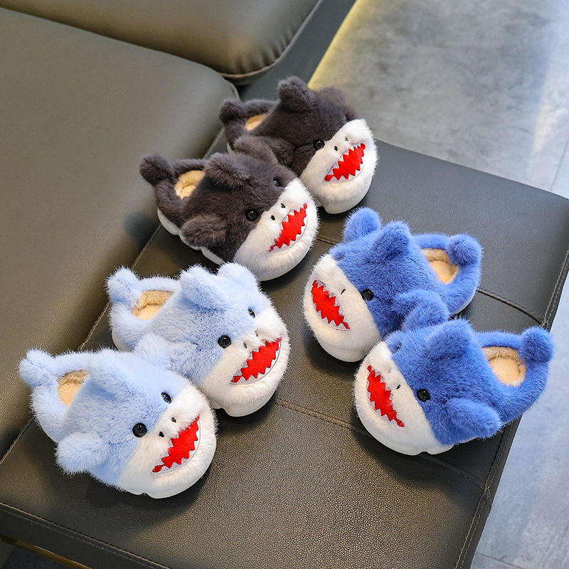 Tiburón otoño invierno zapatillas de algodón para niños, niñas y niñas, calentamiento y veludo antideslizante para padres e hijos, bolsas de tacones de algodón para niños mayores.