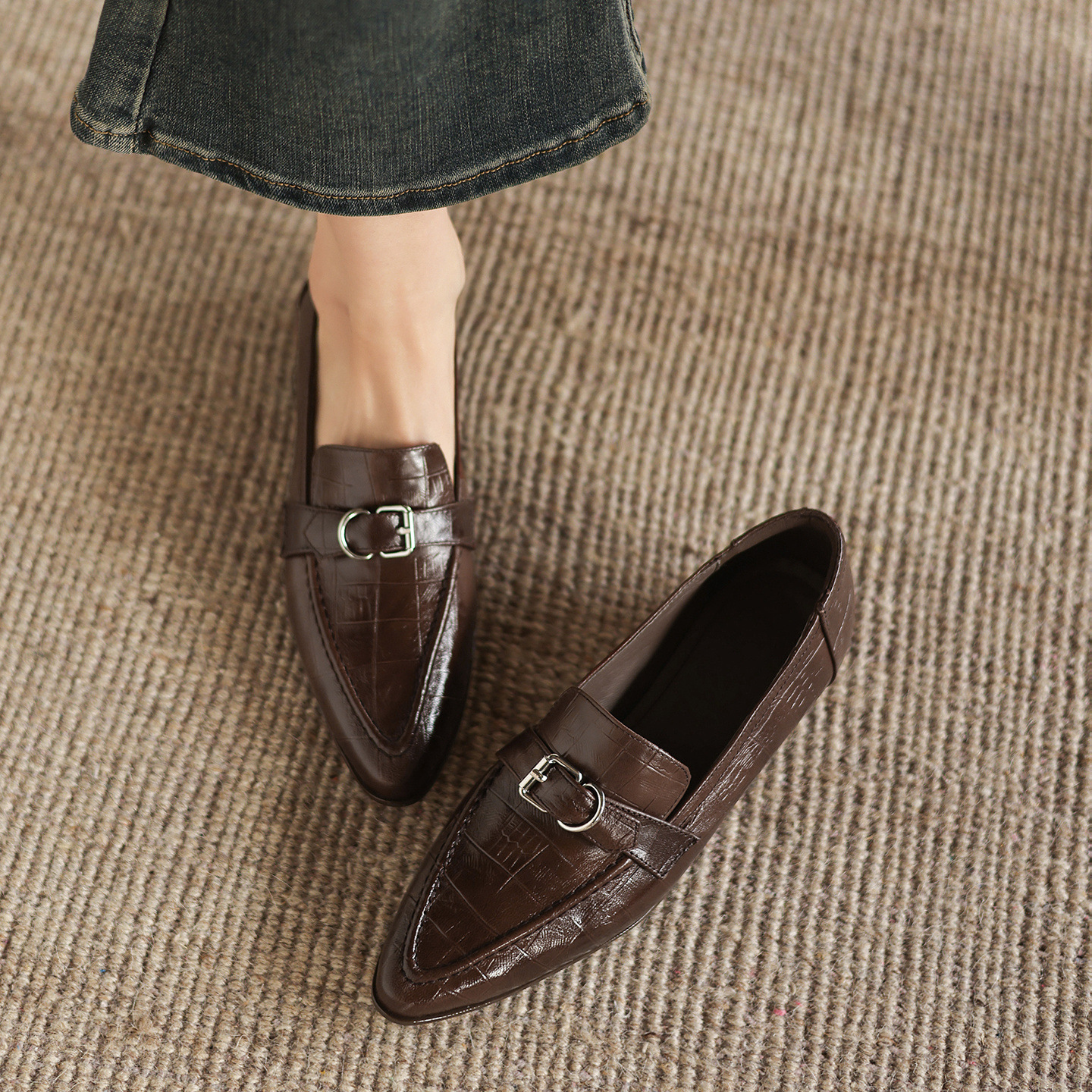 Giày loafer nữ phong cách Anh quốc, mũi sâu, gót thấp vuông, da bò — màu nâu