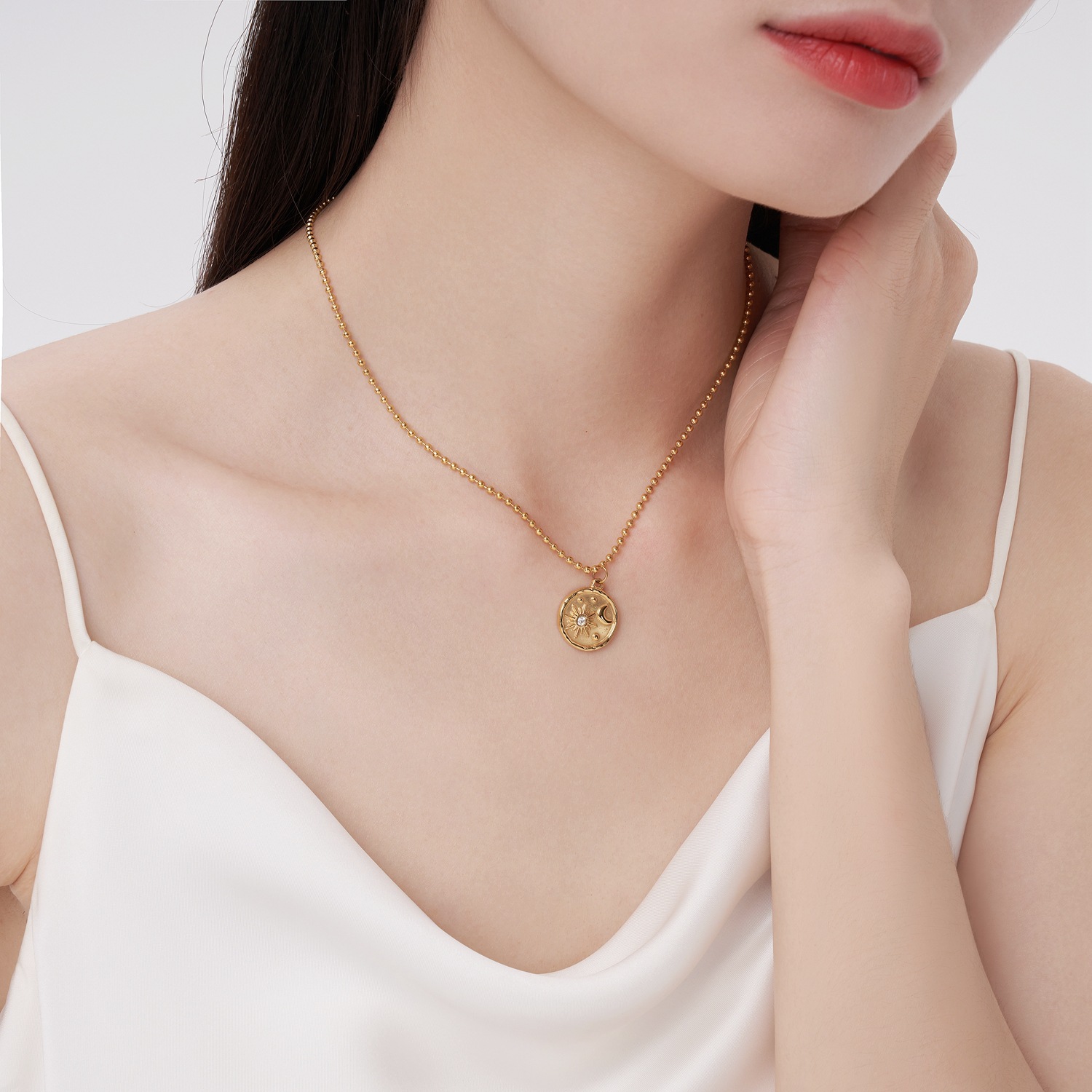 欧美复古太阳月亮镶钻圆牌项链女轻奢小众设计钛钢锁骨链工厂批发|ru