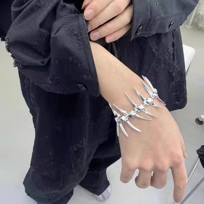 Cool bracelet, punk dark style, high-end trendy, thorn fishbone dragon bone tassel design, unisex Cool bracelet, punk dark style, high-end trendy, thorn fishbone dragon bone tassel design, unisex