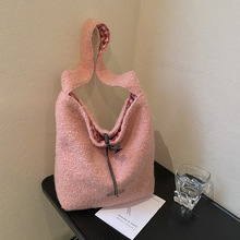 韩版慵懒托特包包女2025新款冬季大容量毛绒单肩包质感洋气斜挎包