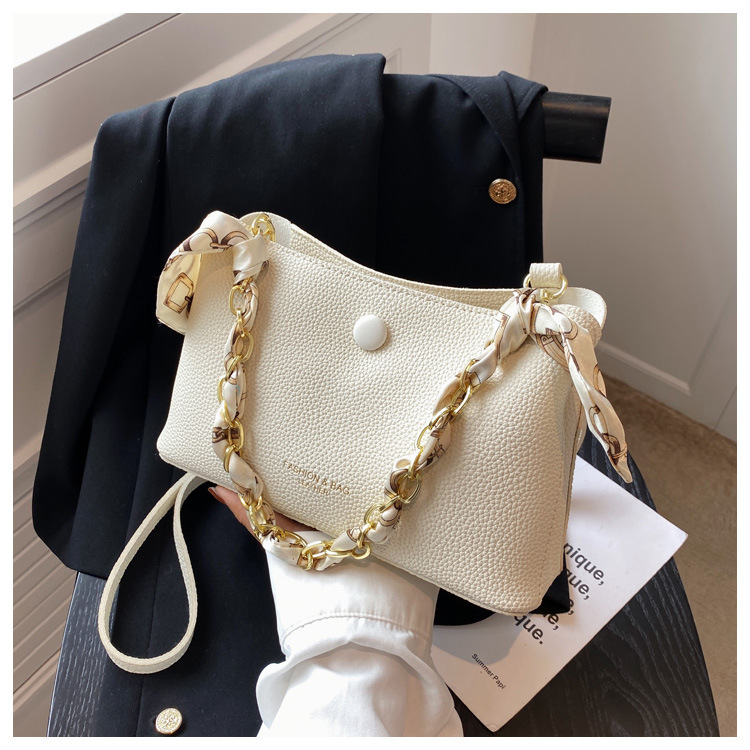 Solide Couleur Mode Shopping Artificielle En Cuir Chaîne Bouton Pression Magnétique Carré Le Noir Blanche Jaune Sacs À Bandoulière display picture 4