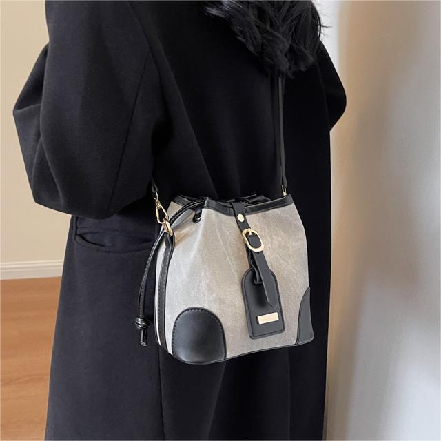 Otoño e Invierno simple bolsa de todo fósforo para las mujeres 2023 nueva moda contraste color cubo bolsa nicho de alto grado sentimiento Tong Qin hombro bolsa