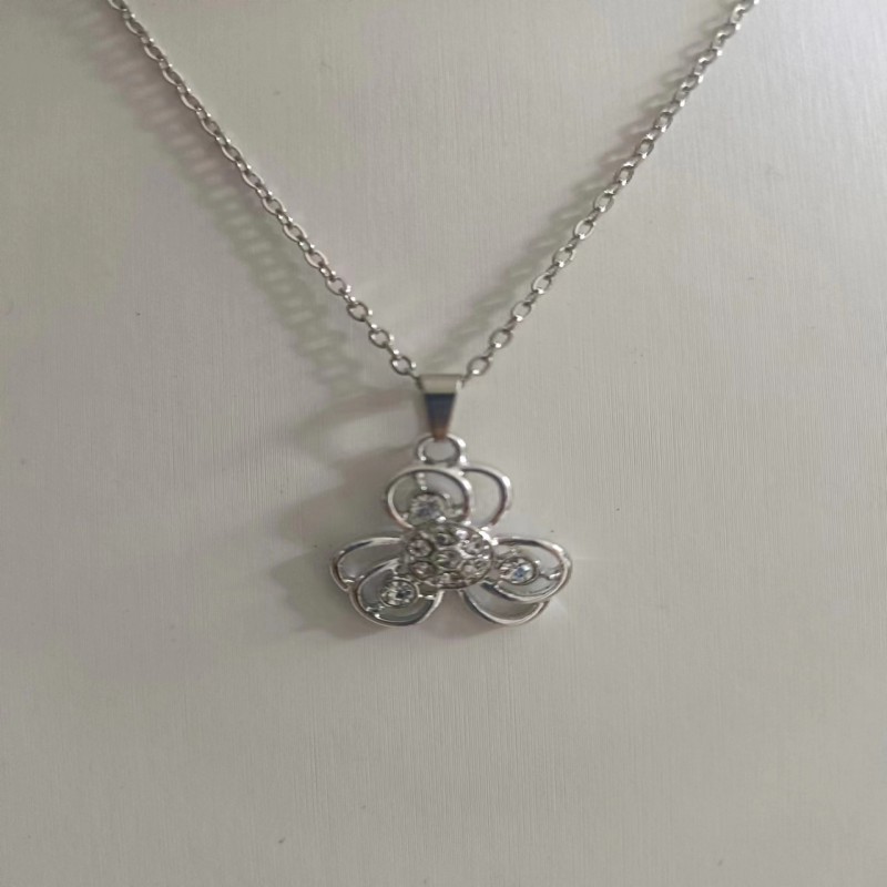 Collana elegante con micro inlay a forma di cuore e goccia_voghion.com